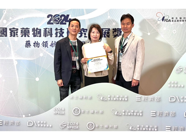 亞家生技以創新研發的「細胞製藥用無菌隔離裝置」，喜獲第23屆「2024國家藥物科技研究發展獎」製造技術類入圍。圖左為亞家生技創辦人兼總經理 吳坤烈 、圖中為董事長李智慧 、圖右為策略長蘇伊平。